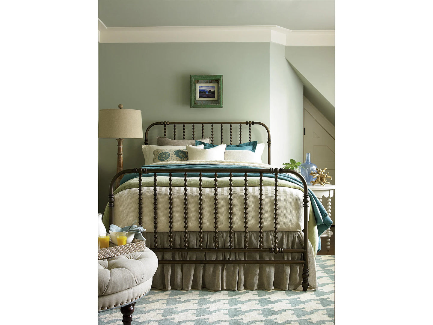 UNIVERSAL - CURATED THE GUEST ROOM QUEEN BED