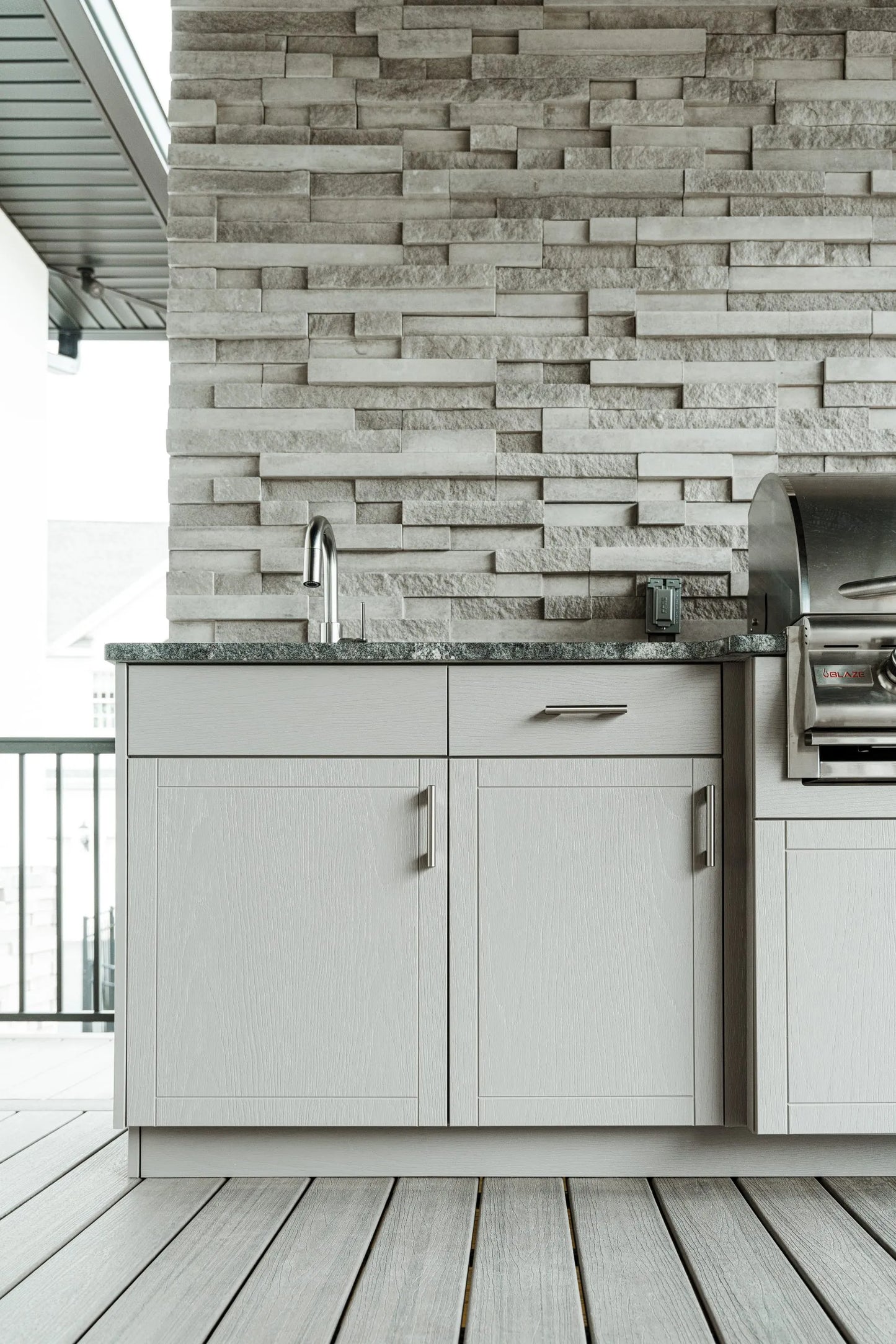 OPEN AIR OUTDOOR KITCHENS - STRAIGHT RUN (2 PREP AREAS & 1 GRILL/1 PIZZA OVEN)