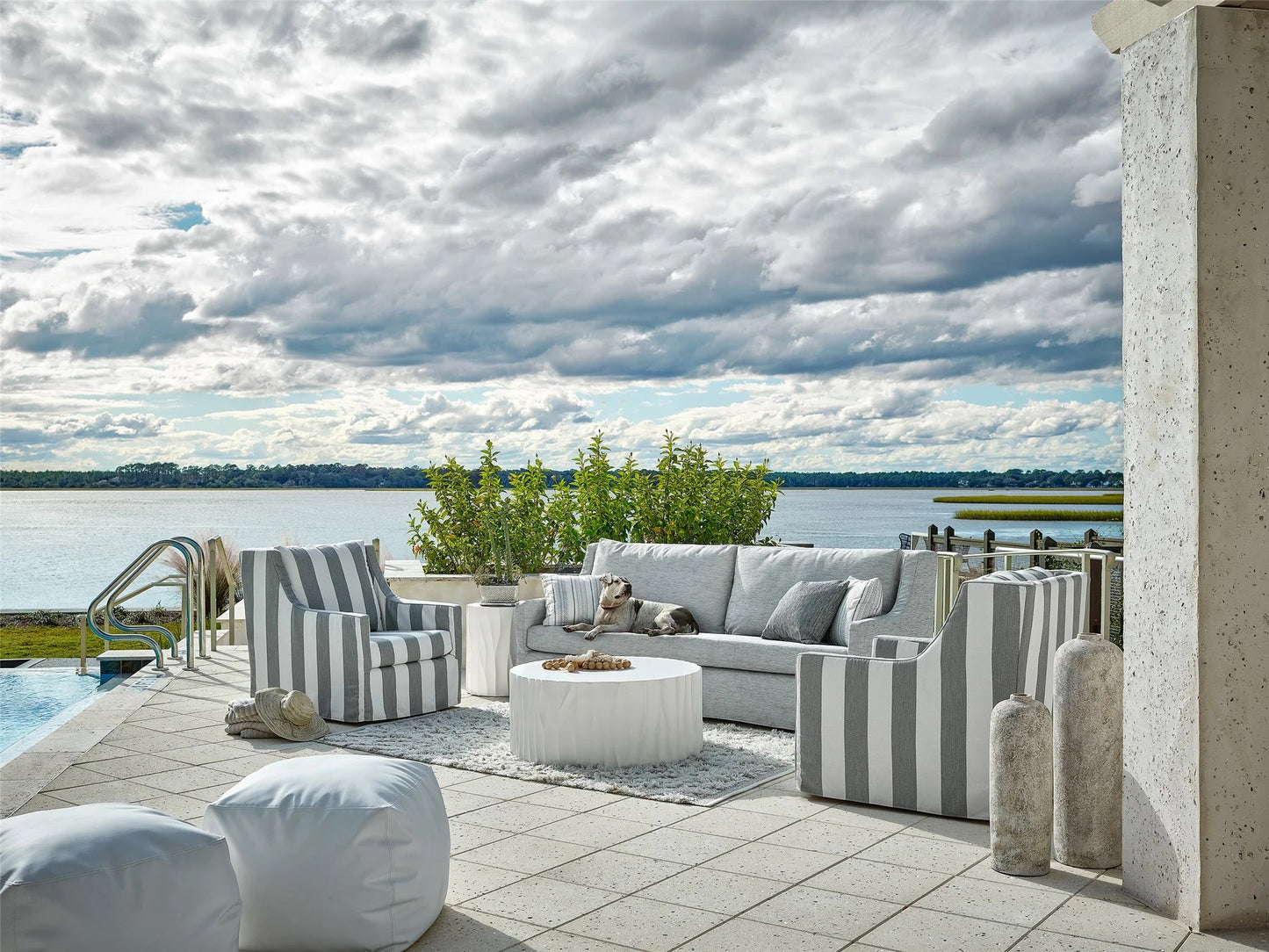 Universal - Coastal Living Outdoor Geneva Round Cocktail Table