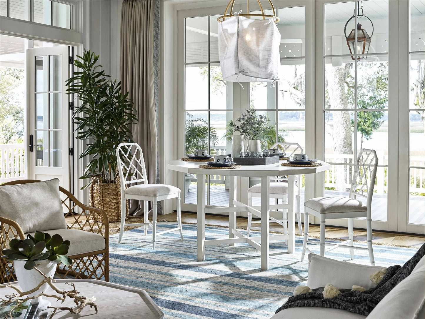 UNIVERSAL - GETAWAY COASTAL LIVING HOME GRENADA ROUND DINING TABLE