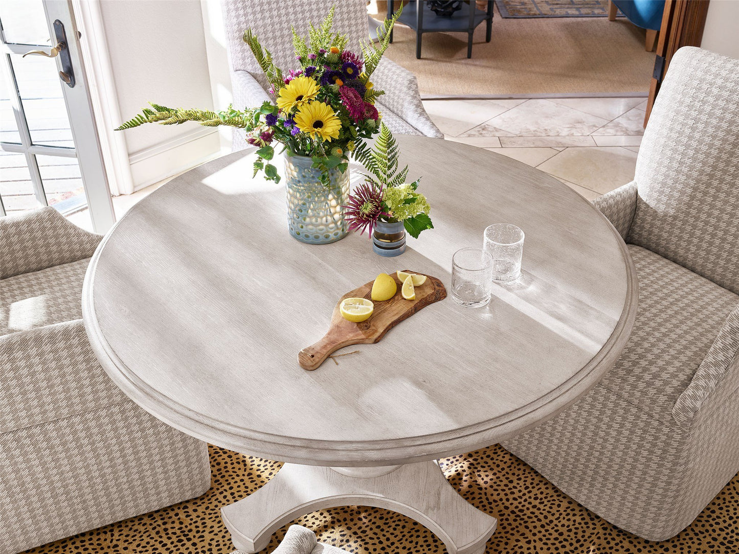 UNIVERSAL - PAST FORWARD ANSEN ROUND DINING TABLE