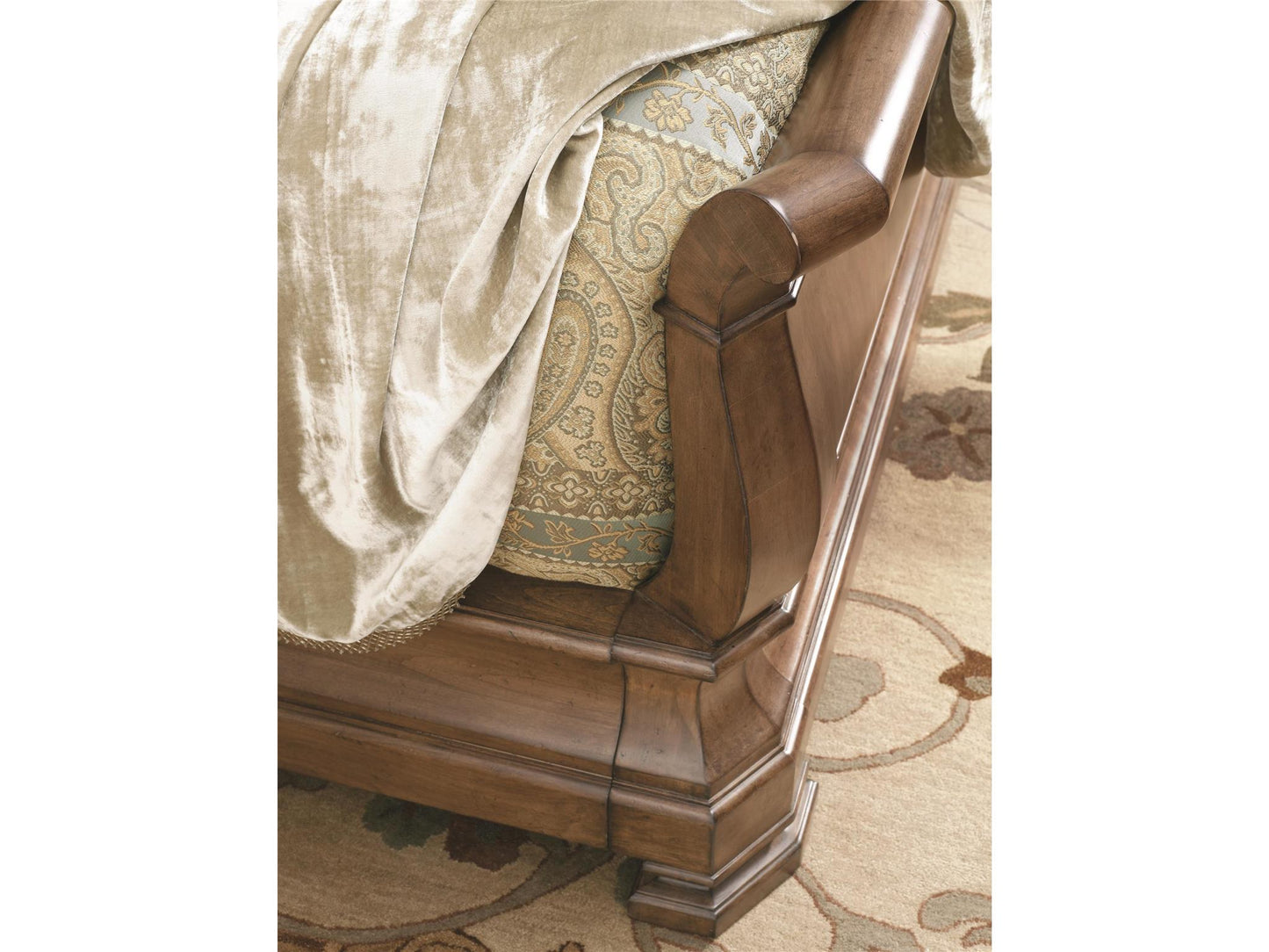 UNIVERSAL - NEW LOU LOUIE P'S QUEEN SLEIGH BED