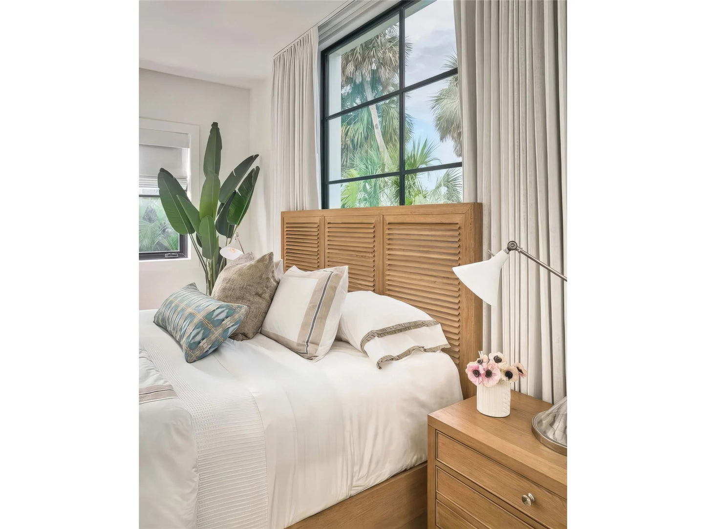Universal - Weekender Coastal Living Home Weekender Bed Queen