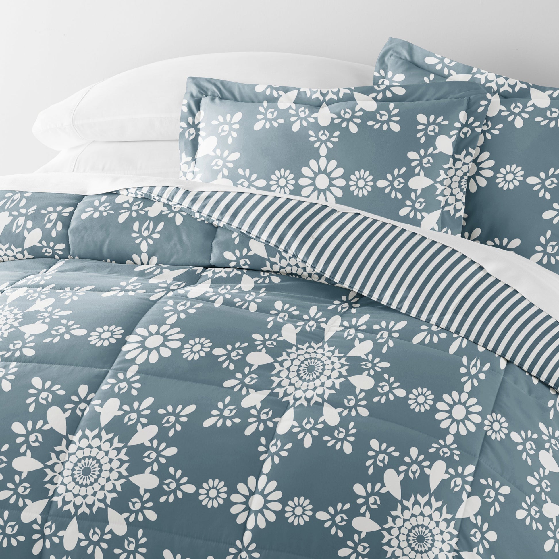 Daisy Medallion Reversible Patterned Down-Alternative Comforter Set