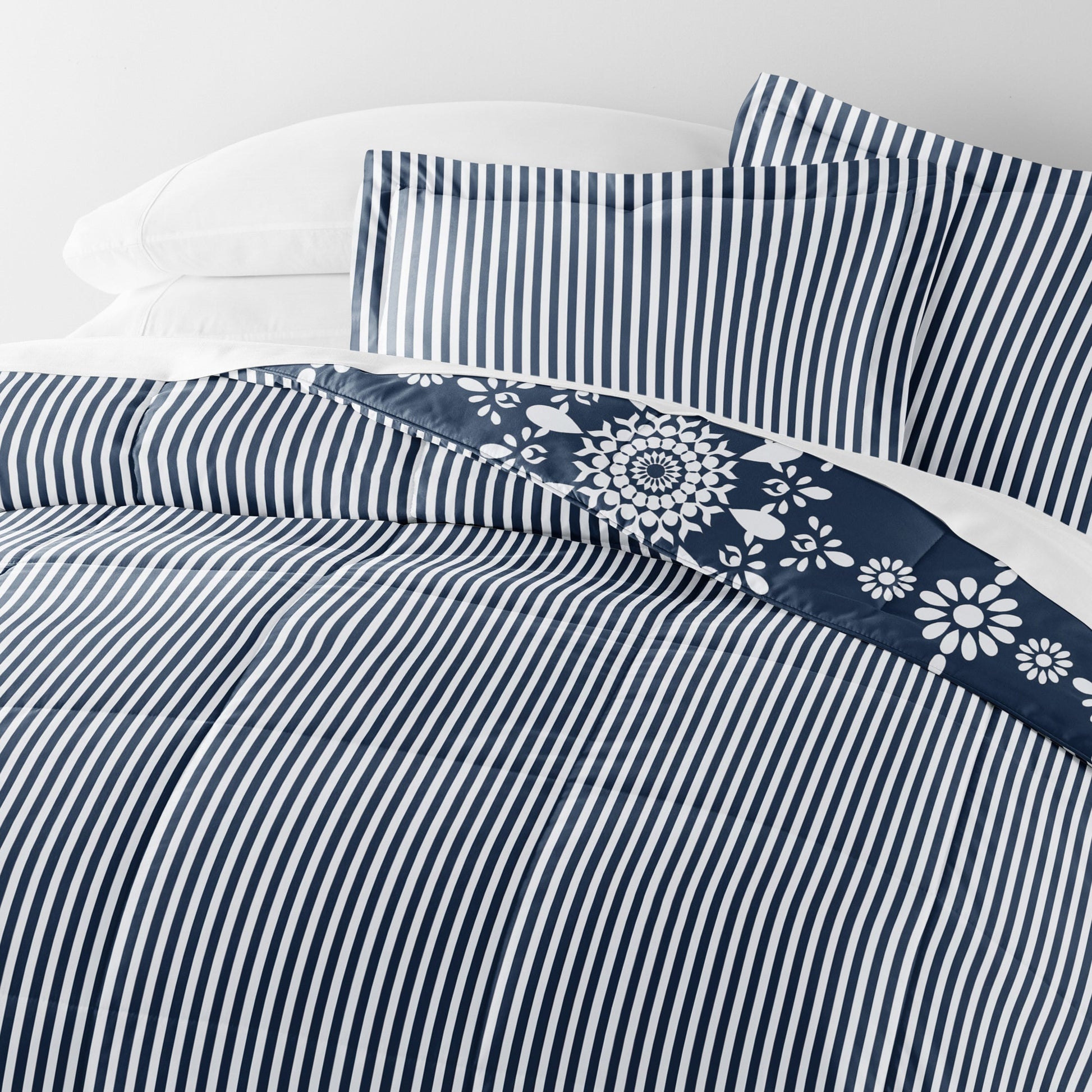 Daisy Medallion Reversible Patterned Down-Alternative Comforter Set