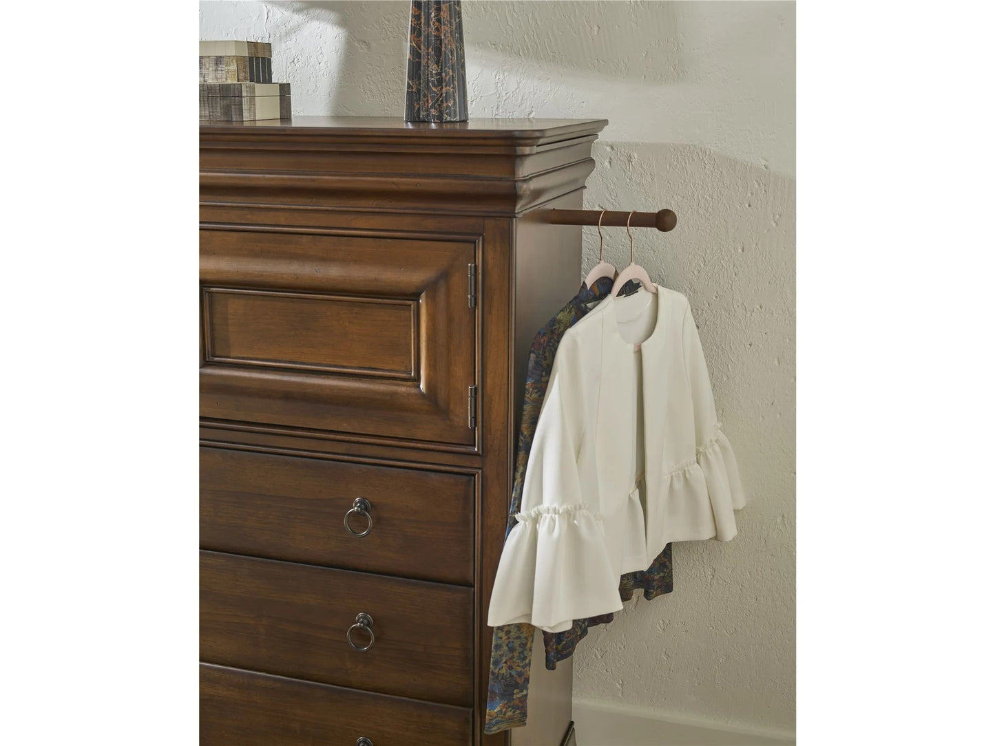 Universal - New Lou Dressing Chest