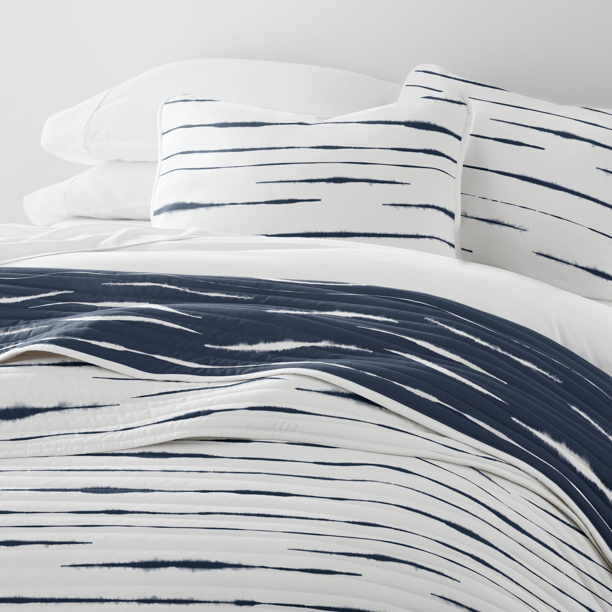 Horizon Patterned Reversible Quilted Coverlet Set