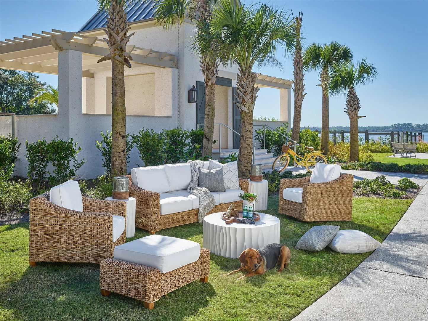 Universal - Coastal Living Outdoor Geneva Round Cocktail Table