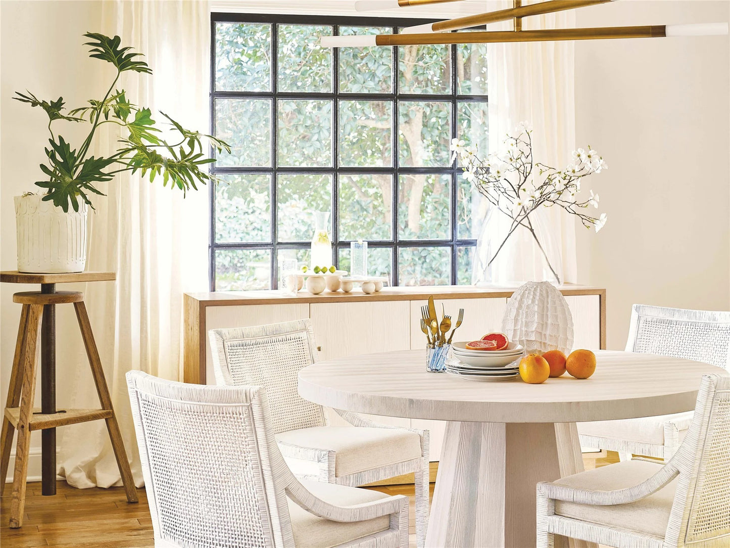 Universal - Weekender Coastal Living Home Mackinaw Round Dining Table