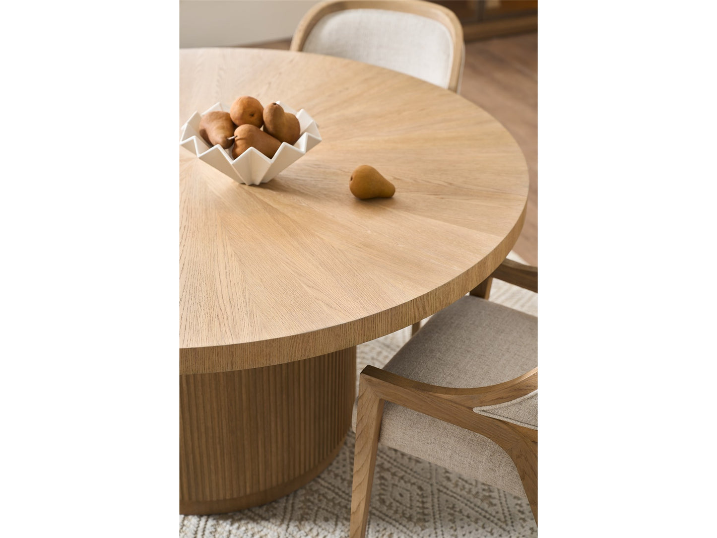 Universal - Avaline Carmen Round Table
