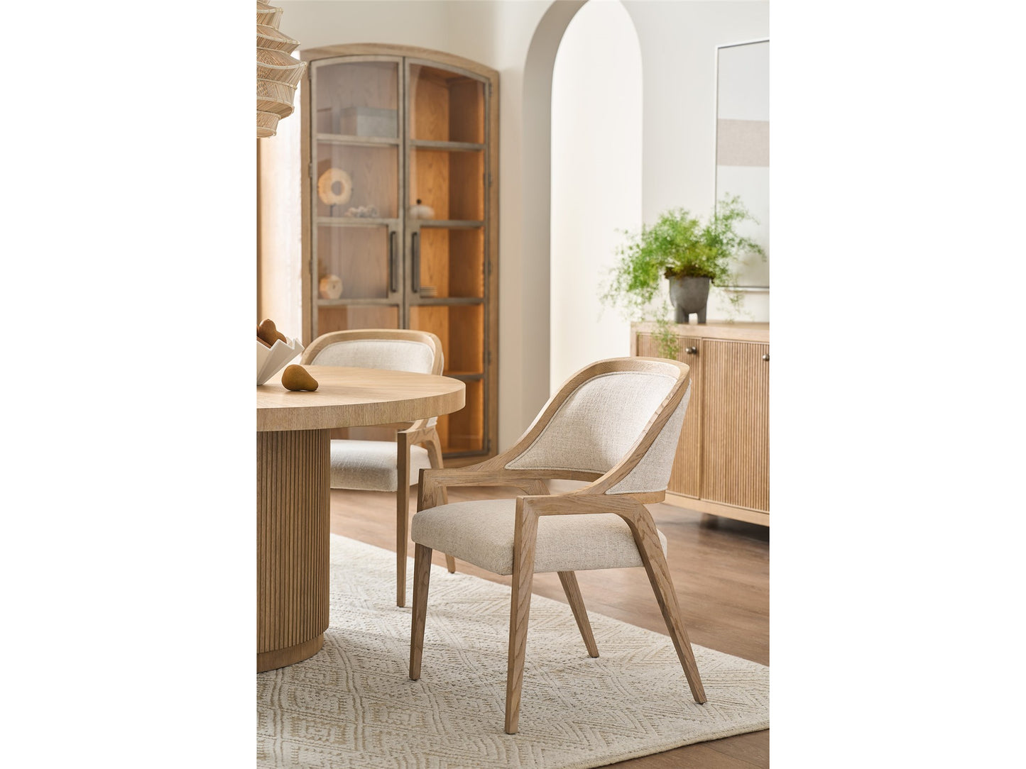 Universal - Avaline Carmen Round Table