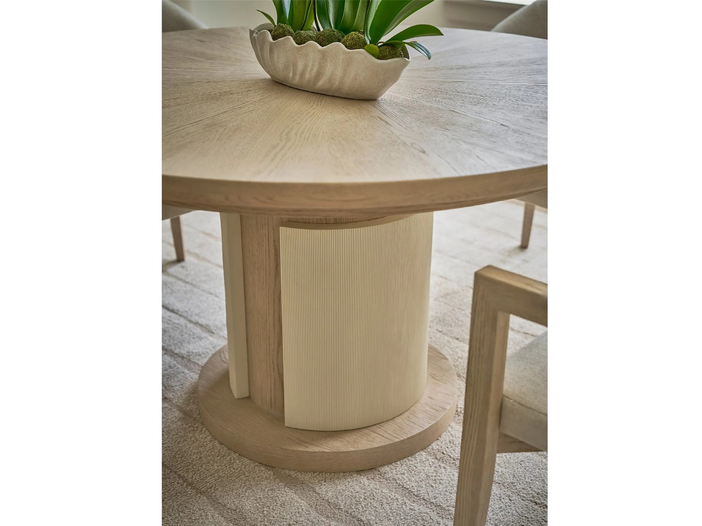 Universal - Velora Round Dining Table