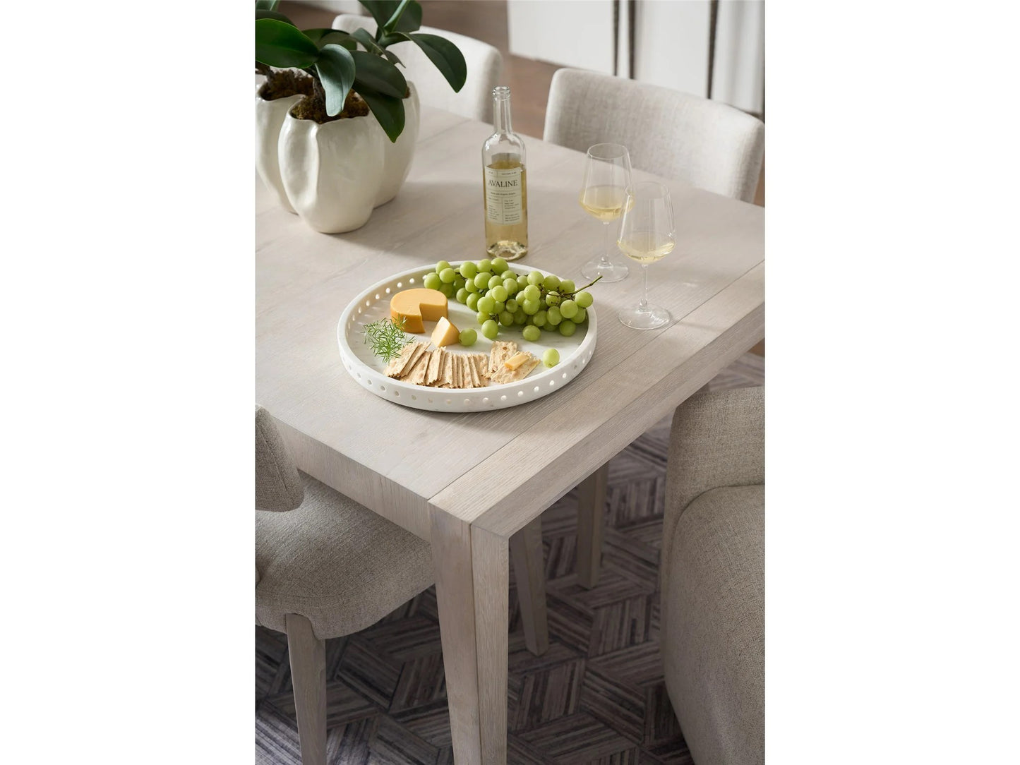 Universal - Avaline Dining Table