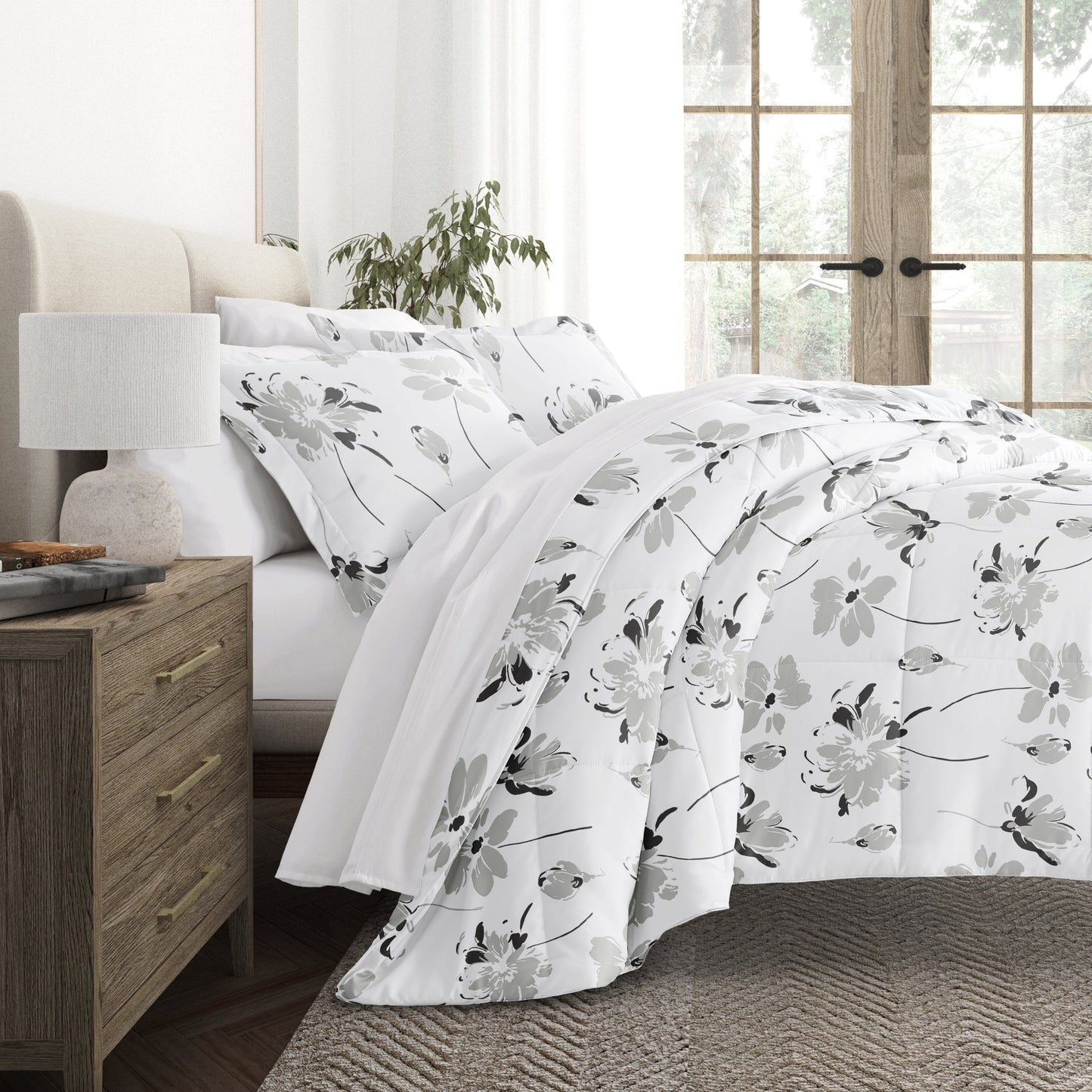 Magnolia Patterned Down-Alternative Comforter Set