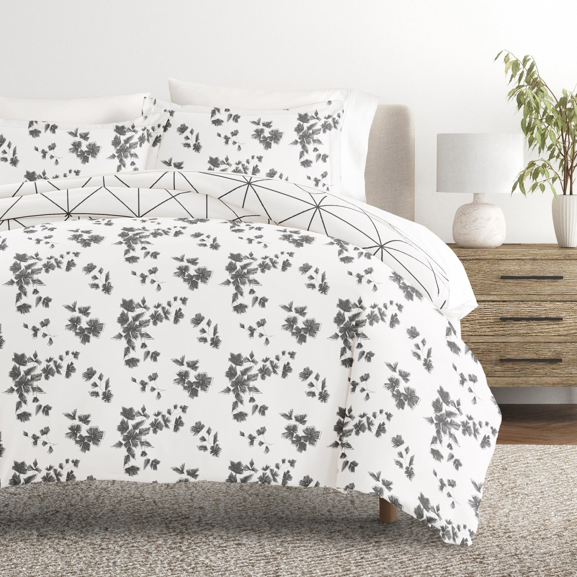 Edgy Flowers Patterned Reversible Duvet Cover Set