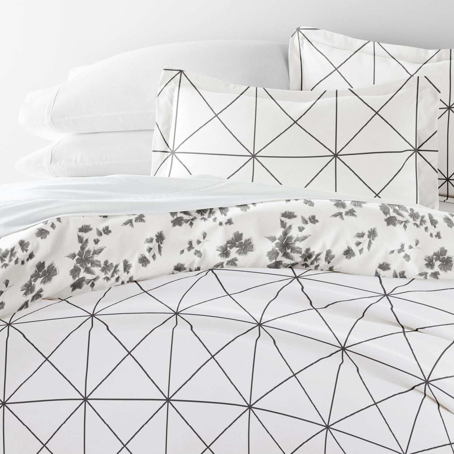 Edgy Flowers Patterned Reversible Duvet Cover Set