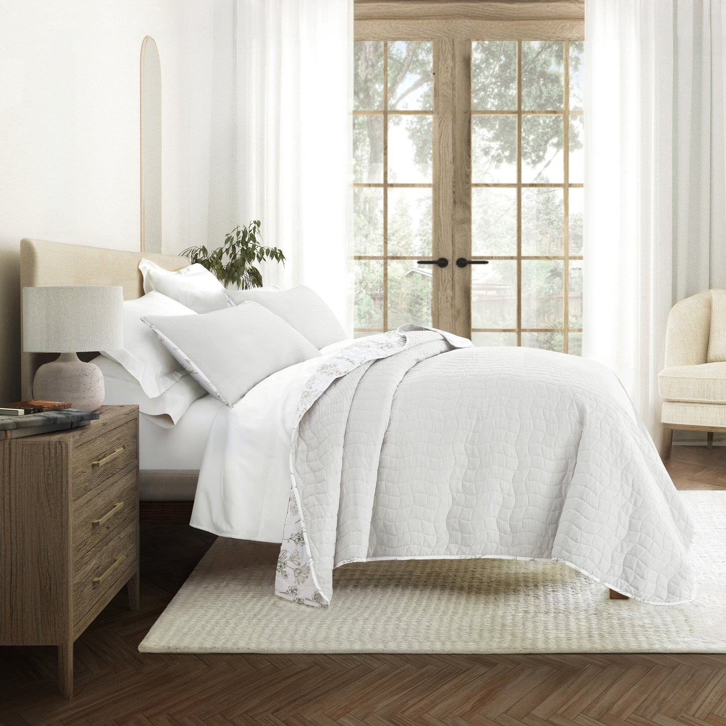Blooming Daisy Patterned Quilted Coverlet Set