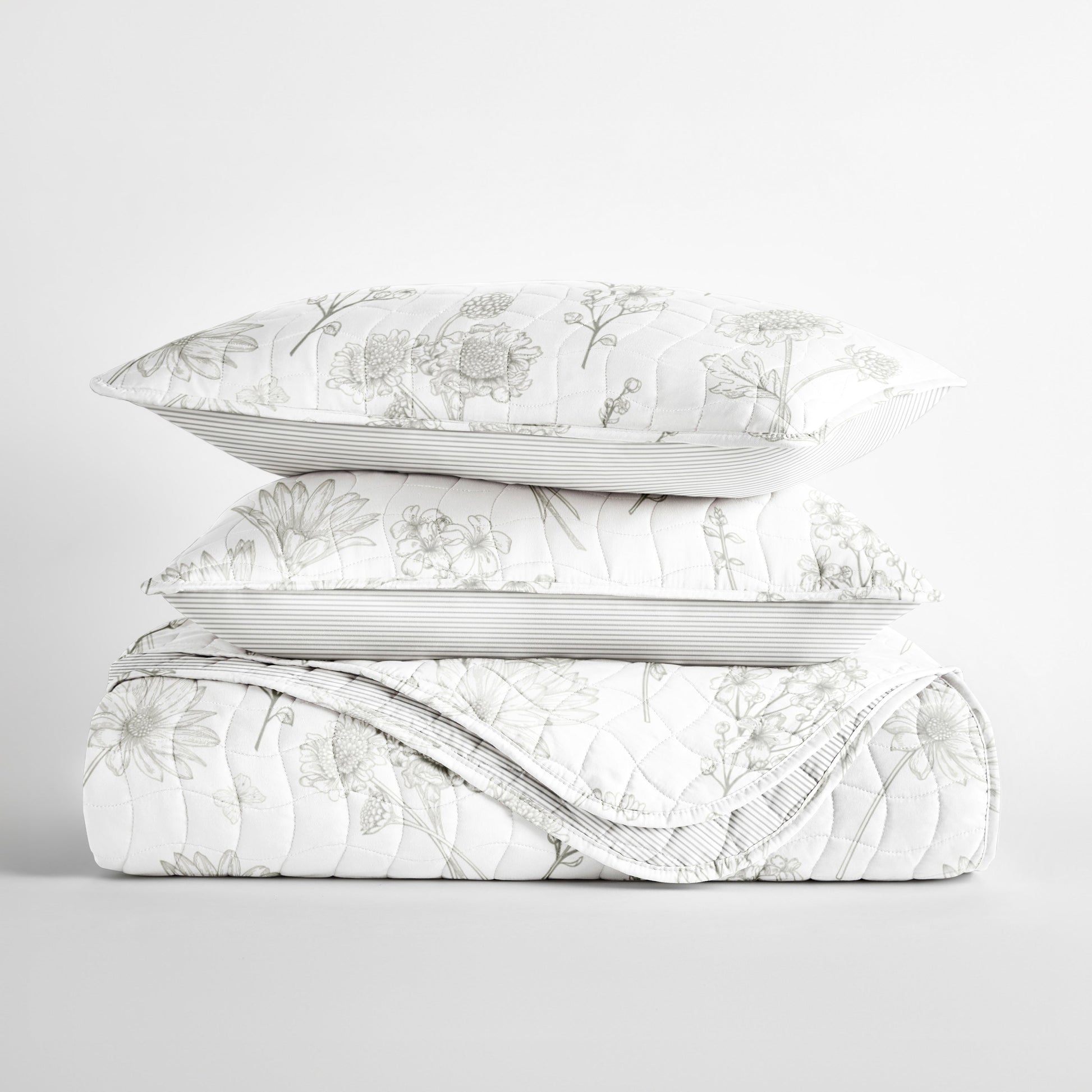 Blooming Daisy Patterned Quilted Coverlet Set
