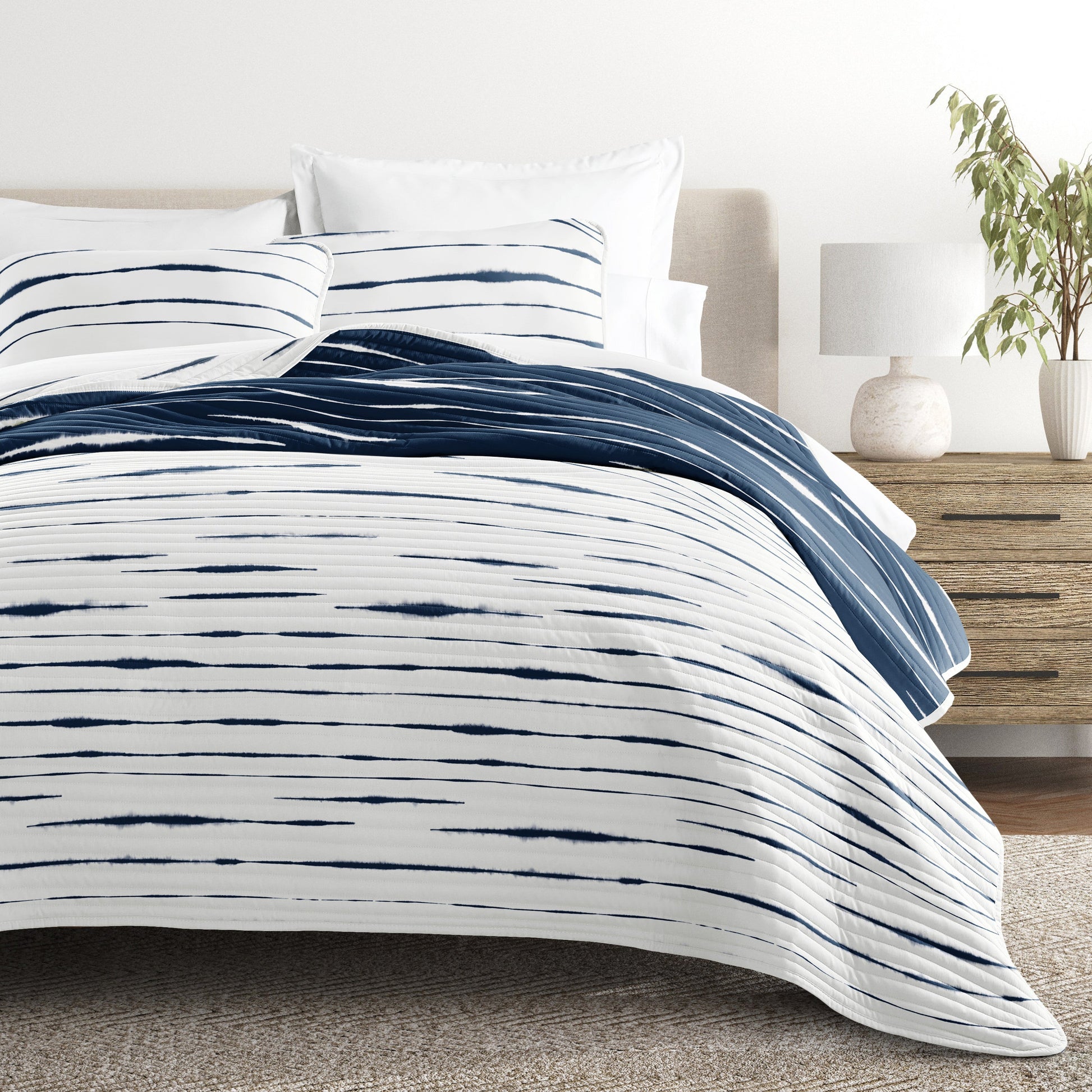 Horizon Patterned Reversible Quilted Coverlet Set