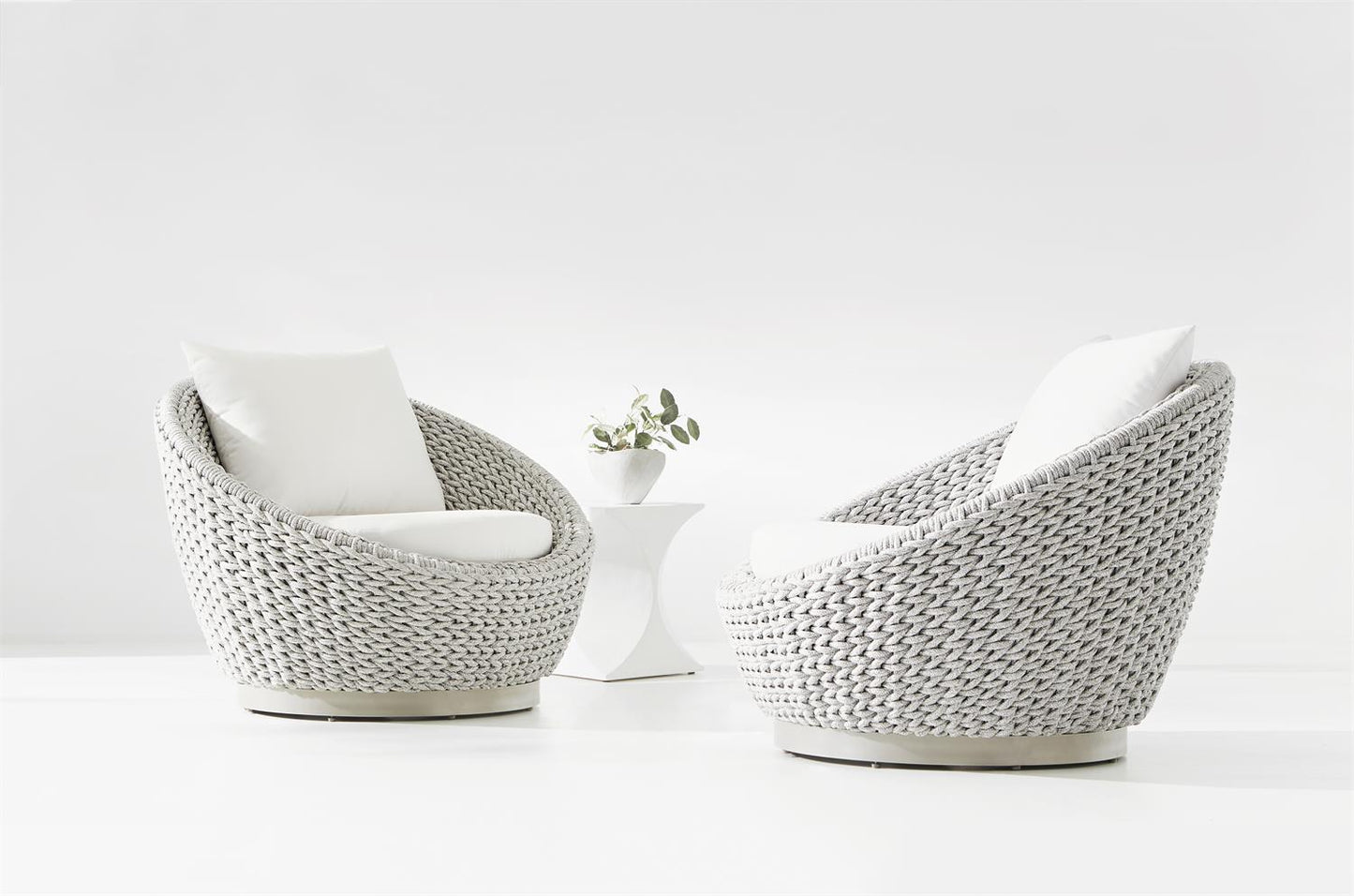Bernhardt Savaii Outdoor Swivel Chair — O1402S