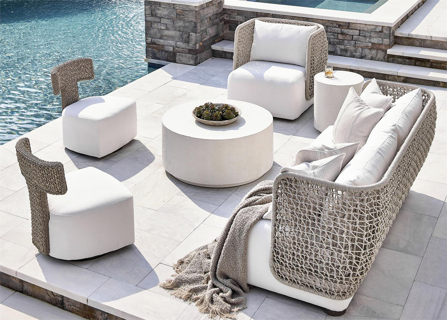 Bernhardt Lomani Outdoor Swivel Chair — O8153S